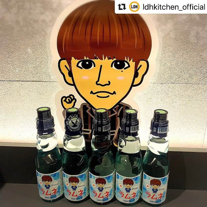 居酒屋えぐざいるPARKさんのインスタグラム写真 - (居酒屋えぐざいるPARKInstagram)「@ldhkitchen_official . 『出張居酒屋えぐざいるin TOKYO STELLAMAP Cafe』🔥LAST 1DAY🔥開催中🎊🎊 . GENERATIONS LIVE TOUR 2019 ”少年クロニクル”『出張居酒屋えぐざいるin TOKYO STELLAMAP Cafe』は、本日で最終日となります😭😭 . 皆さまのお越しを、お待ちしております😌✨ . 【FOODコーナーからのご紹介🙌】 本日は、、、 🌟《片寄 涼太》RYOTAラムネ 🌟 昔懐かしのラムネが可愛らしい片寄さんオリジナルのラベルデザインで登場👏👏 シュワっとはじけるラムネは片手でごくごく飲めちゃいます🤗‼️ . ぜひ、お召し上がりください😋 . 出張居酒屋えぐざいるでパワー補給💪をして、“少年クロニクル“で、最高に盛り上がりましょう☝️💫 . 【FOODコーナー】 ☆FOOD 《数原 龍友》kazu～の棒♡ 800円 《小森 隼》とりあえず！ホッとスープ 700円 《関口 メンディー》ケンピの子～揚げたサツマイモはまだあるかい～ 700円 《中務 裕太》ゆーてぃーのOMUSOBAクロニクル 900円 ☆DRINK 《片寄 涼太》RYOTAラムネ 700円 《佐野 玲於》今日のラッキー全部のせ～ゲロマズドリンク～ 700円 ☆SWEETS 《白濱 亜嵐》Masarap Crape 1000円 . ・少年クロニクル KITCHEN OKASHIコーナーで好評の商品を一部販売 . 【営業日時】 11/7(木) 販売時間：10:00~18:00 11/8(金) 販売時間：10:00~16:00 . 【場所】 STELLAMAP Cafe (ソフマップ AKIBA4号店7階) 東京都千代田区外神田 1-10-8 . . 【注意事項】 ●荒天等の場合、営業を中断、中止する場合がございます。 ●営業時間は、混雑状況や天候等により、予告無く変更する場合がございます。 ●深夜、早朝からの場所取り等の行為は近隣へのご迷惑になりますのでご遠慮下さい。 ●売り場までの通路が狭く、階段もございますのでお手荷物を可能な限り少なくした状態でお越し下さい。ご協力をお願い致します。 ●熱中症対策を十分に準備し、お越し下さいませ。お待ち頂くことが長くなる場合がございます。 ●商品は全てテイクアウト商品となります。店内での飲食は禁止させて頂きます。 ●東京ドーム場外でのブース展開はございません。 . ※上記の注意事項、予めご了承ください。 . . #GENERATIONS #少年クロニクル #EXILETRIBE #出張居酒屋えぐざいる #LDHkitchen #STELLAMAPCafe  #ソフマップ #AKIBA #秋葉原 #わくわくがとまらない #RYOTAラムネ」11月8日 12時33分 - izakaya_exile