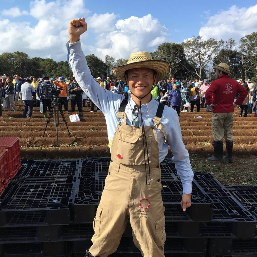 播戸竜二さんのインスタグラム写真 - (播戸竜二Instagram)「『ギネス記録』 ・ 茨城県行方市の、なめがたファマーズヴィレッジで、サツマイモをみんなで同時に掘る世界記録に挑戦してきました！ ・ たこ焼きくくるの社長永尾さんは、こんな事もしてました！🍠 ・ ナント1233人の大記録でギネス更新！ ・ 俺の一つ目のギネスのタイトルです🏆 ・ 農業は最高やね👨‍🌾 ・ ヒトの原点は農業！ ・ ・ 1.2.3おいも〜！ ってやった事はナイショです🤫 ・ ・ いろいろな体験ができて、さつまいものテーマパークがあり、お土産もいろいろある、なめがたファーマーズヴィレッジに遊びに行ってください😁 ・ ・ #茨城県 #なめがたファーマーズヴィレッジ  #農業 #さつまいも #しかお  #やきえもん #なめりーミコット  #ばんえもん  #小林祐希にゴルフの投稿ばっかりですね #って言われたから違う投函 #農業もやってるぞ」11月8日 12時44分 - ryuji_bando