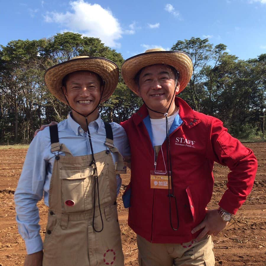 播戸竜二さんのインスタグラム写真 - (播戸竜二Instagram)「『ギネス記録』 ・ 茨城県行方市の、なめがたファマーズヴィレッジで、サツマイモをみんなで同時に掘る世界記録に挑戦してきました！ ・ たこ焼きくくるの社長永尾さんは、こんな事もしてました！🍠 ・ ナント1233人の大記録でギネス更新！ ・ 俺の一つ目のギネスのタイトルです🏆 ・ 農業は最高やね👨‍🌾 ・ ヒトの原点は農業！ ・ ・ 1.2.3おいも〜！ ってやった事はナイショです🤫 ・ ・ いろいろな体験ができて、さつまいものテーマパークがあり、お土産もいろいろある、なめがたファーマーズヴィレッジに遊びに行ってください😁 ・ ・ #茨城県 #なめがたファーマーズヴィレッジ  #農業 #さつまいも #しかお  #やきえもん #なめりーミコット  #ばんえもん  #小林祐希にゴルフの投稿ばっかりですね #って言われたから違う投函 #農業もやってるぞ」11月8日 12時44分 - ryuji_bando