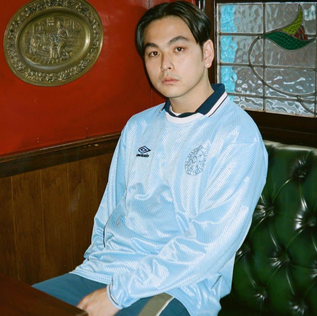 のインスタグラム：「… UMBRO × DiasporaSkateboards × BEAMS T 11/16(sat) release  at BEAMS T HARAJUKU ・ 様々なヨーロッパのフットボールカルチャーを色濃く反映させたトリプルコラボレーション第3弾。 Tシャツ、ゲームシャツ、アノラック型セットアップの全4型を限定展開します。 ・ Photo: @cho_ongo Model: @ind_otg ・ @umbrojp @diaspora_skateboards @beams_t #UMBRO #DiasporaSkateboards #beamst #ビームスT」