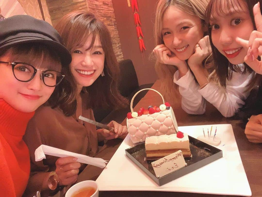 鈴木奈々さんのインスタグラム写真 - (鈴木奈々Instagram)「先日、青木えりちゃんの 誕生日会をしました(^-^)♡♡♡ メンバーは、 えりちゃん、Amiちゃん、 れみちゃん、私の4人です！！ えりちゃんが喜んでくれて、 私達も幸せでした(^-^)♡♡♡ えりちゃんは本当友達想いで、 ピュアで素直で太陽のような笑顔でいつも笑ってる、 自慢の親友です♡♡♡ またすぐみんなで集まりたい！！ 話し足りないよー！！！ #自慢の親友 #青木英李  #誕生日おめでとう  #大好きだよ」11月8日 12時43分 - nana_suzuki79