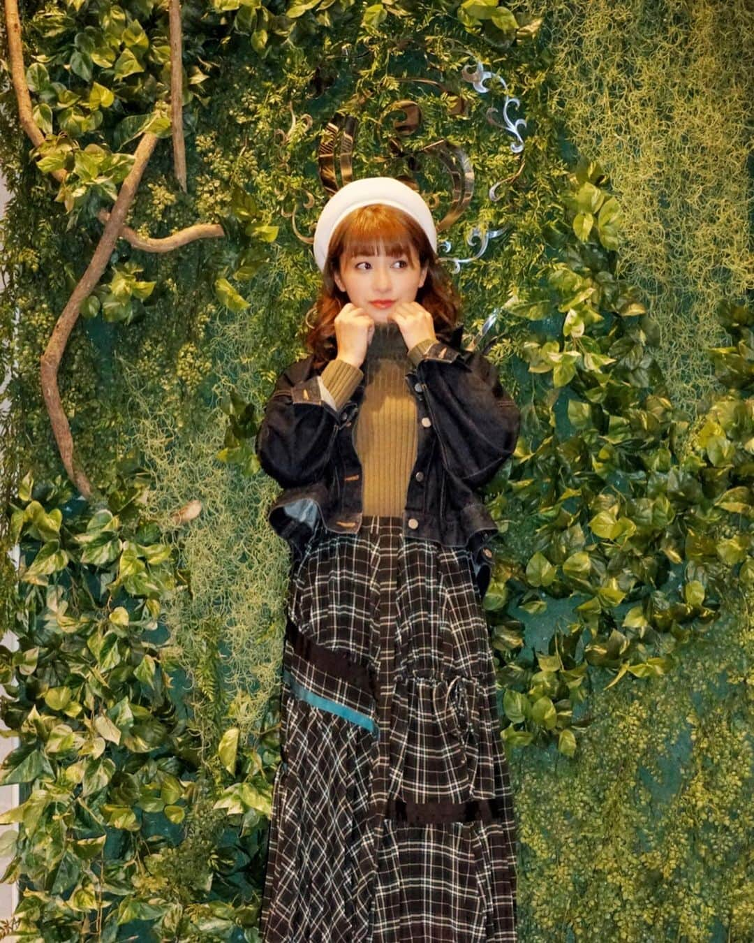 水野まいさんのインスタグラム写真 - (水野まいInstagram)「先日のコーデ👗. . . 最近写真はマネージャーさんが撮ってくれるんだけど、思ったアングルで撮ってくれるからめっちゃうれしい😊✨. . . 帽子は #niceclaup . Gジャンは　#milaowen  トップスは　#qalb . スカートは　#snidel . スニーカーは　#panther  です😆🧡. . . 最近またダイエット始めたんだけど、昨日は思い切って　@shibucli でスーパーエンダモロジーとスーパーRFをしてきたよ😆❤️. . . 施術してすぐ顔と身体が一回り細くなって感動した🥺. 30代になったから少しずつケアしていかないとね🥺✨ 綺麗になれるように毎日の努力とケア頑張ろう🥺💓. . . #渋谷美容外科クリニック #渋クリ #スーパーエンダモロジー #エンダモロジー #スーパーRF #美容 #美容day #メンテナンス #ダイエット #コーデ #コーデネート #ベレー帽 #ベレー帽コーデ #ベレー #gジャン #スニーカー #スニーカー女子 #スニーカーコーデ  #shibucli  #ootd #ootdfashion」11月8日 12時54分 - predia_mizuno_mai