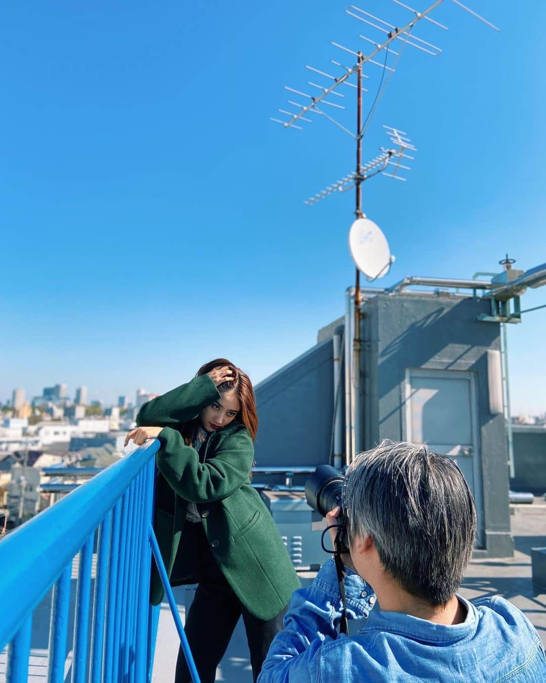 谷まりあさんのインスタグラム写真 - (谷まりあInstagram)「朝から快晴の中撮影したよーん🥺💙💙 屋上から富士山見てたぁ🗻💕 今日もステキな1日をー😘 all  @evris_official」11月8日 12時45分 - mariaaaa728