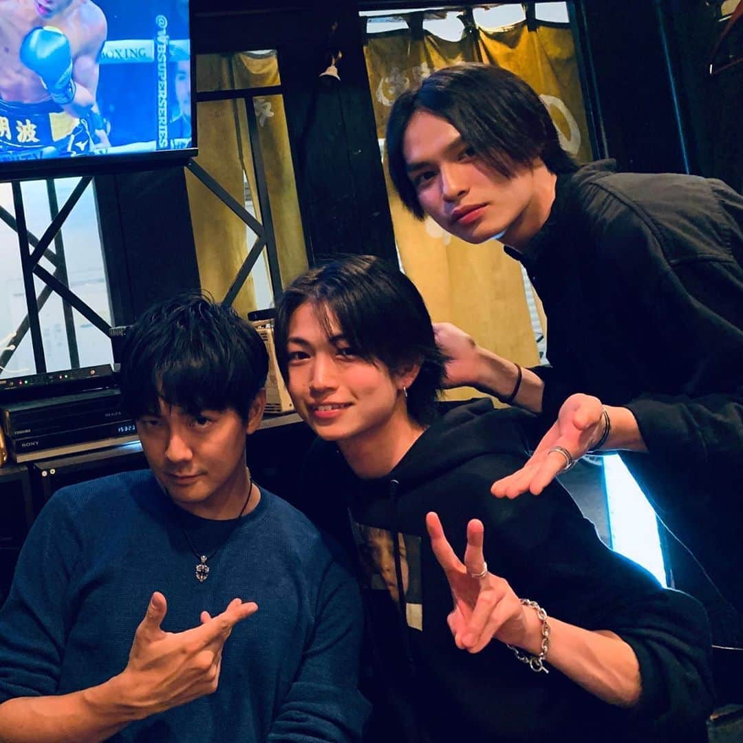 長田成哉のインスタグラム：「放送をお待ち頂いてる皆様に、とても素敵な目の保養を差し上げます。 俺はちょっとガイソーグに取り込まれそうな顔してますが。笑  楽しかった。。笑」