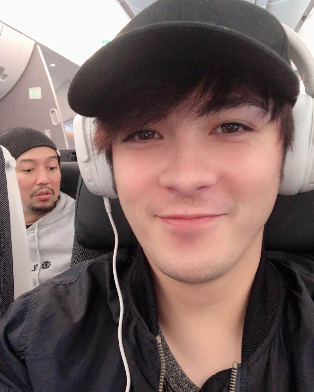 冨森ジャスティンのインスタグラム：「いざ福岡へ！ 映り込むこっしーさん。 かわいい。 #タクフェス #流れ星」