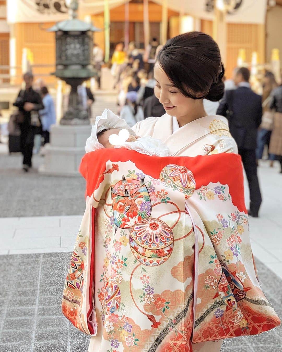 小野恵美のインスタグラム：「11月4日大安⛩ お宮参りをしてきました。  赤い祝い着は31年前の私のもの。 仕立て直して、娘に受け継いでもらいました✨  ほとんど泣かずお利口さんにしていてくれた娘に感謝。 健やかに成長しますように😌  #お宮参り #女の子 #赤ちゃん #baby #女の子ママ #親子 #お祝い #着物 #生後1ヶ月 #育児 #子育て」