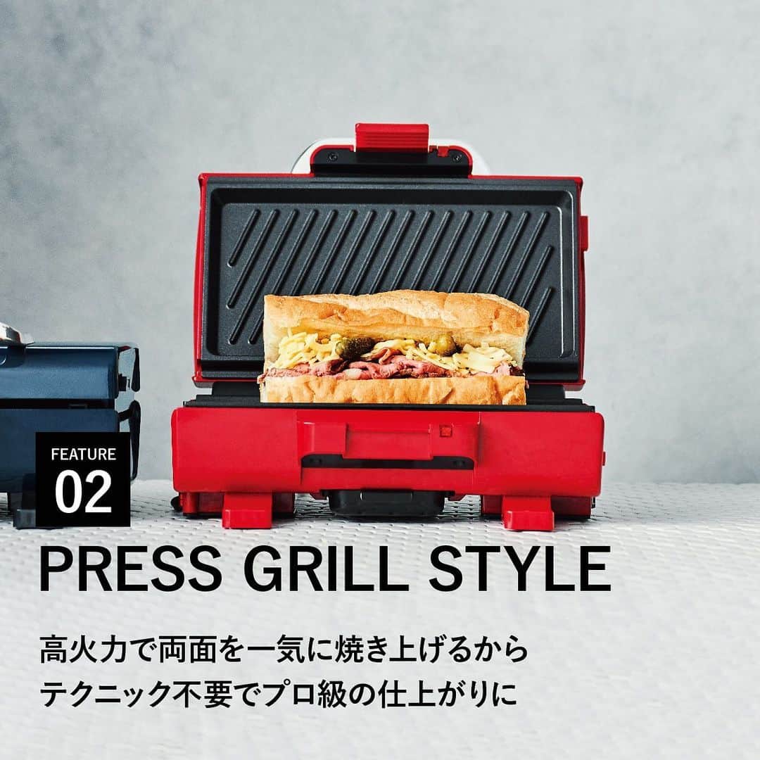 récolteレコルトさんのインスタグラム写真 - (récolteレコルトInstagram)「. \\\ 11月の新製品情報 /// 挟んで焼いて！ 開いて焼いて！ さまざまなグリルメニューに対応できる折りたたみ式のホットプレート［2ウェイグリル アメット］が新登場します✨👏👏👏✨ . 使い方1️⃣【閉じて挟み焼き】 閉じれば、上下から加熱するプレスグリルスタイルに😋 フライパンでは上手に焼くのが難しい分厚いステーキなど、両面を一気に焼くので時間も短く、しっとりジュージーに焼き上げます👍 使い方2️⃣【開いて２面のホットプレート】 開けば、コンパクトな２面のホットプレートに大変身👀２つの料理を同時にできます✌️片面は高温モード（約230℃）と低温モード（約100℃）の温度切り替えスイッチ搭載で、料理に合わせて火加減の調整や保温なども可能です。 . 凸凹プレート、フラットプレートの２種類のプレートが2枚ずつ付属していて、自由に組み合わせて使えます🤗 ハンドルがついて持ち運びもラクラク🙆‍♀️アイディア満載のレシピブック付き🙆‍♂️本体カラーはレッド・ネイビーの２色です。 詳しくはこちら❗️ https://recolte-jp.com/products/2way-grill-amet/ . . #recolte #レコルト  #テーブルクッキング　 #2ウェイグリル #おうちごはん #おうちパーティ #おもてなし #料理好きな人と繋がりたい  #ステーキ #ホットプレート #ホットプレート料理  #ギフト家電 #キッチンツール #キッチングッズ #キッチン家電」11月8日 13時20分 - recolte_official