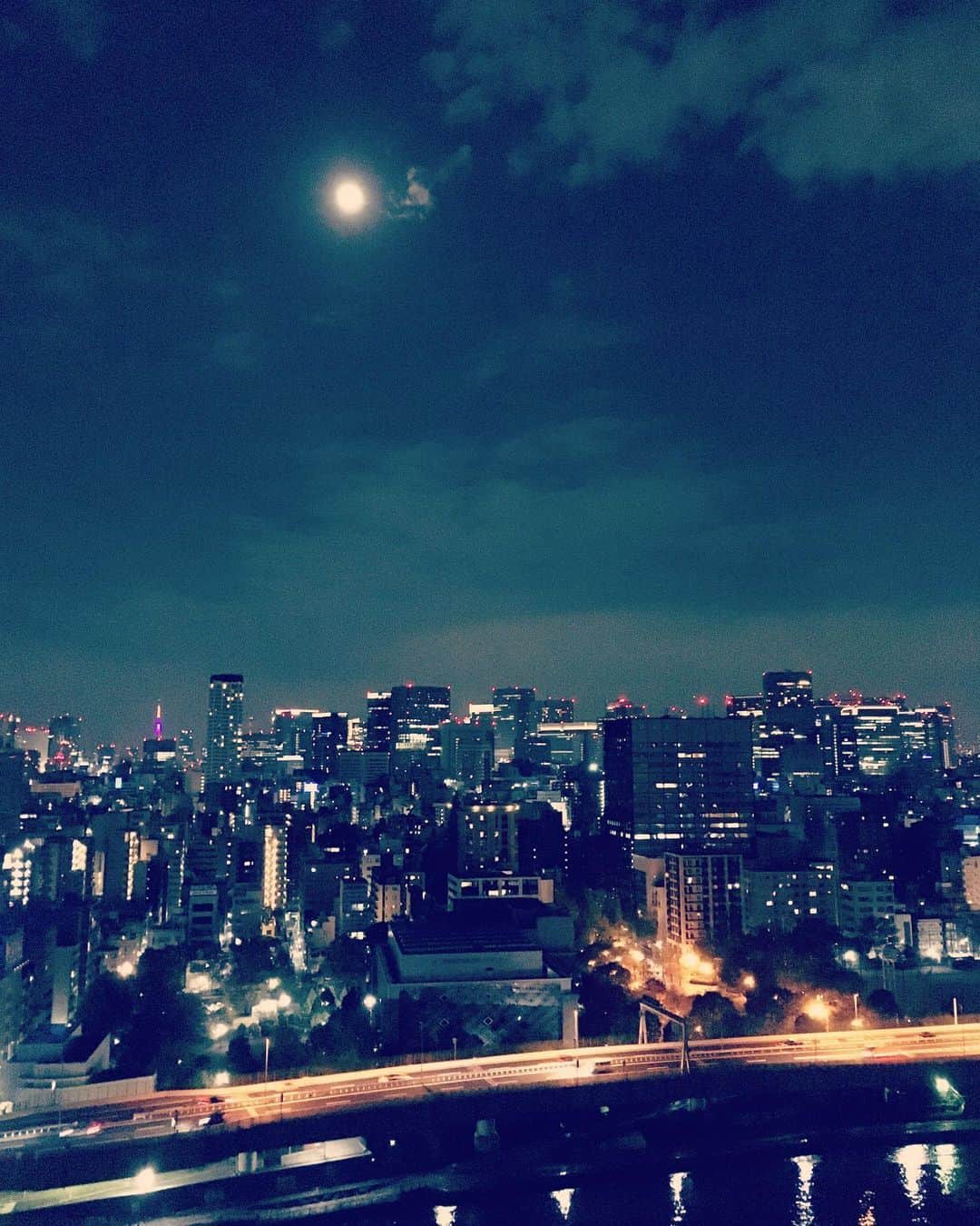 のインスタグラム：「猫目月の夜。  クリエイションがなにひとつできてないな…という焦りみたいなものが生まれてきただけ、余裕が出来てきた証拠なんだろうな。  ふと手帖を開くと、四十九日はまだ今週の月曜日に終わったばかりだった。山日というのは不思議なもので、そこへ辿り着くまでは長く感じ、越えれば凄い速さで遠ざかっていく。  介護、葬儀、社会手続き、四十九日。その間に二度の地方出張か…良くやってるじゃん。と確認して手帖を閉じる。時間の流れが曖昧になったとき、手帖を開いてみるといい。意外とたくさんのことをやりこなしていたりするものだから。  作り直すのは、足元からだ。手前からだ。  気持ちが急くからといって、いきなり高いところへ手を伸ばすと、現実とのギャップにやられる。特に私は自分の痛みに無頓着なところがあるから。  楽しいことを考えなさい。と、主治医が言った。  そうだ…もう楽しいことを考えてもいいのだ。長らく自然に封じていた当たり前の営みを、少しずつ、少しずつ、取り戻せばよいのだ。  今日、近所に素敵なワインバーを見つけた。  #東京下町時間」