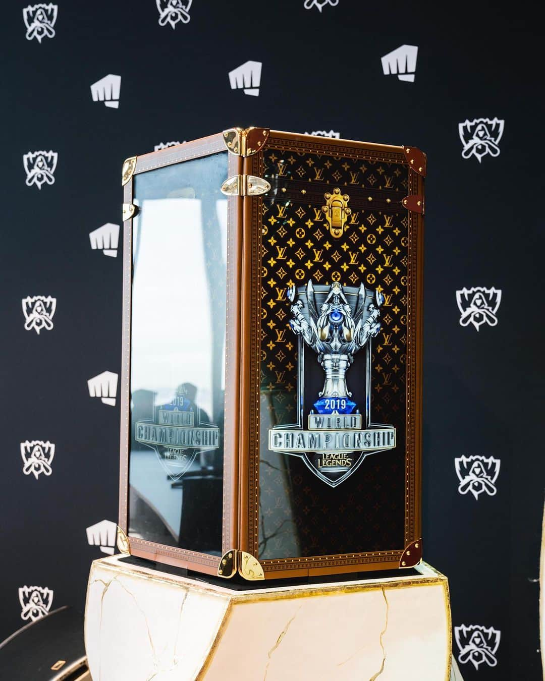 HYPEBEASTさんのインスタグラム写真 - (HYPEBEASTInstagram)「@hypebeastgaming: @louisvuitton x @leagueoflegends trophy case for the 2019 #LeagueOfLegends world championship 🏆⁠⠀ Photo Credit: Pete Casta/@hypebeastfr」11月9日 0時10分 - hypebeast