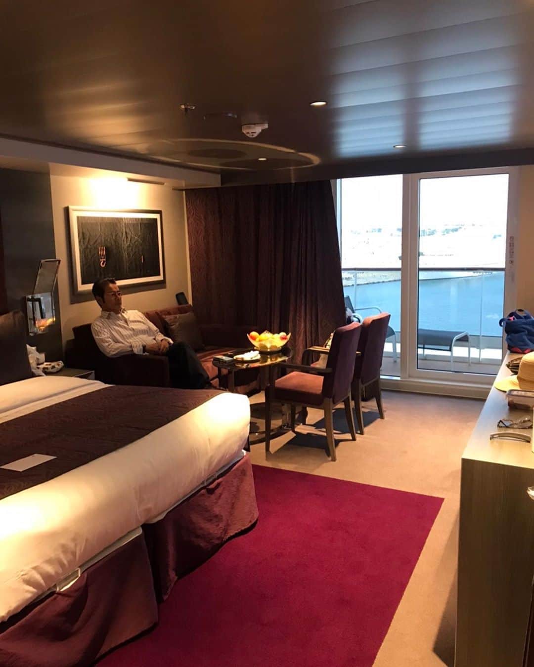 のインスタグラム：「* 洋輔と別れて、 私たちは船のお部屋に帰ってきました。 マルタ島とさよならです。 これからバルセロナに向かいます。 アツヴェデルチマルタ🇲🇹❣️ * 今夜はシルクドソレイユを見ます。 もうすぐ始まりますよ。 素晴らしい技と演出です。 船の中でシルクドソレイユを見られるなんて嬉しい❣️」