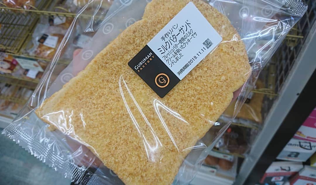のインスタグラム：「『ミルクバターサンド』岐阜羽島駅で見つけたパン♪食べてびっくりめちゃくちゃ美味しいのです！食パンにミルククリームがぬってあり、その上から砕いたクッキーがかかっているのです(^○^) 明日(土)は名古屋駅前にあるヤマダ電機LABI名古屋店に行きます(*^^*) ①13時～ ②15時～ お近くの方はぜひお越しください♪  #岐阜羽島 #ミルクバターサンド #グルマンマルセ #パン #菓子パン #美味しい #レギュラー松本 #あるある探検隊」