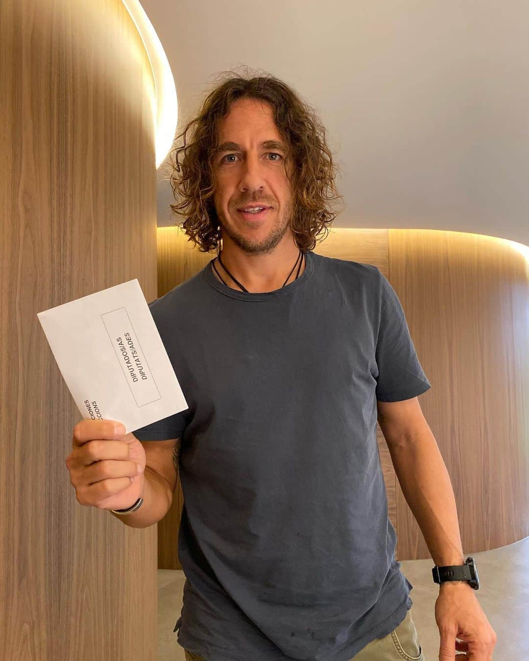 カルレス・プジョルのインスタグラム：「✉️📬 #vota」