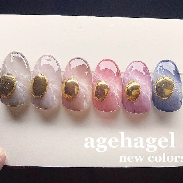 agehaさんのインスタグラム写真 - (agehaInstagram)「#agehagel  新色のお知らせです😊❤️ 大人気シリーズの コスメカラー肌美色シリーズ。 ・ シアー系カラー 人気シリーズより、 秋冬ダーク系シアーカラーが 新発売になります！！ ・ ニュアンス系カラーリングや 重ね技でトーンを変える 技ありアートまで 幅広く使いやすい 濃度とテクスチャーです❤️ ・ マット系カラーと マーブル柄にしたり、 ムラ柄ニュアンスも 自由自在に楽しめる😊❤️ ・ 秋冬ダークシアー❤️ #ネイルエキスポ2019  先行発売！ #12月2日発売予定」11月8日 22時44分 - agehanails