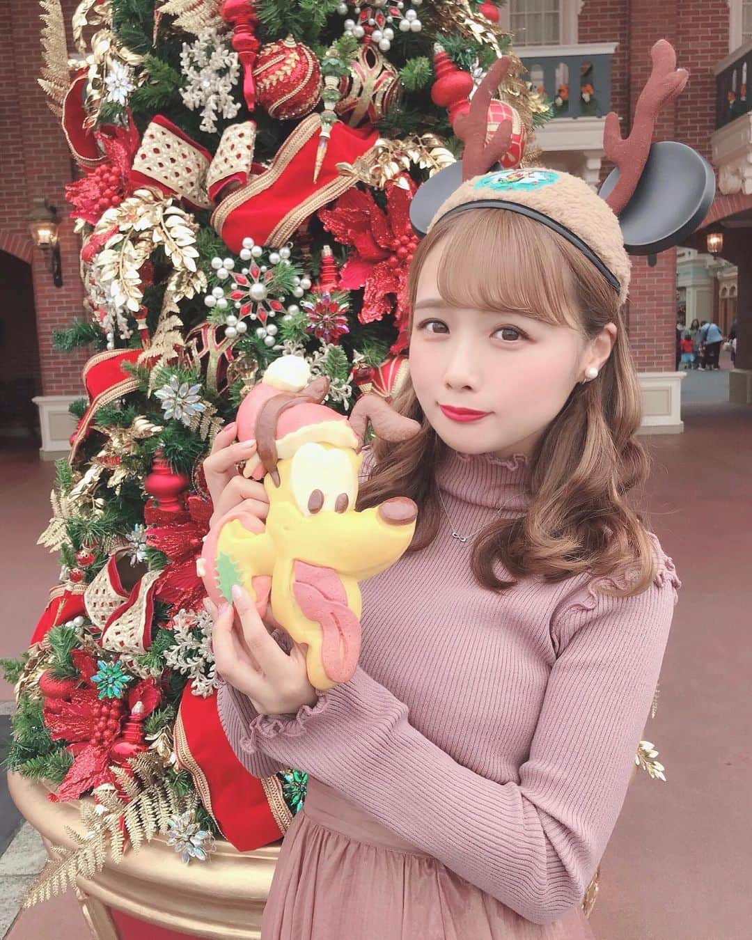 のインスタグラム：「. . #チックタックダイナー の スペシャルブレッド🎄💕 . . 今回はプルート🐶 お味はクランベリーと ピスタチオクリームでした😻 美味しかった(*´ω｀*) . . . 👗トップス @whoswhochico . 👗スカート @whoswhochico . . . . #tokyodisneyland #disneyland #disney #tdl #ディズニーランド #ディズニー #ディズニークリスマス #クリスマス #xmas #christmas #プルート #ディズニーバウンド #私服 #coordinate #whoswhochico #love #instagood」