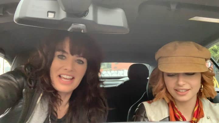 レナ・ヘディのインスタグラム：「Part deux .. apologies to Queen @lizzobeeating ... #webseriesofbollocks #failedroadtrip #nancyandsikes @sophiesimnett」