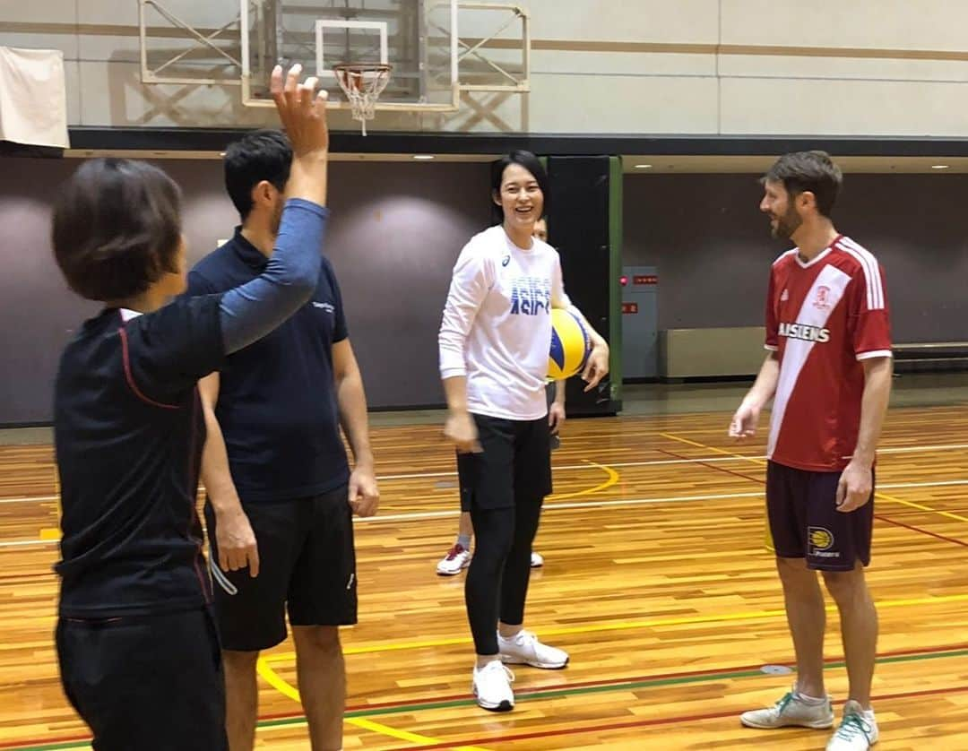 大山加奈さんのインスタグラム写真 - (大山加奈Instagram)「. . 太陽工業バレーボール練習会 最後の練習となる今日は 海外グループのみなさま‼︎ . . みなさん昨日来日したのに すごく元気で ゲームは2セットくらいかなーと 思っていたら もう1セット、もう1セットと 計5セットも‼︎（10点マッチです） すごい… . . そしてセットを重ねるごとに レベルがぐんぐん上がっていって びっくり‼︎‼︎‼︎ 優勝候補筆頭です‼︎ . . 4月から計24回行ってきた 社員のみなさまへのバレーボール指導。 いよいよ明日の太陽杯が 集大成となります。 正直どうなるのかわからず ドキドキですが… とてもとても楽しみです‼︎‼︎ . . みなさん頑張ってくださいね😆‼︎‼︎‼︎ . . 本日の練習会は英語力のなさにがっかりでした… 勉強してもしてもなかなか身につかず… みなさんとコミュニケーションとっていた いのちゃんがとてもかっこよく うらやましかったです😭 英語ほんとにがんばりたい😭😭 . .  #太陽工業 #バレーボール練習会 #繋ぐ #コミュニケーションツール  #太陽杯」11月8日 22時49分 - kanaoyama0619