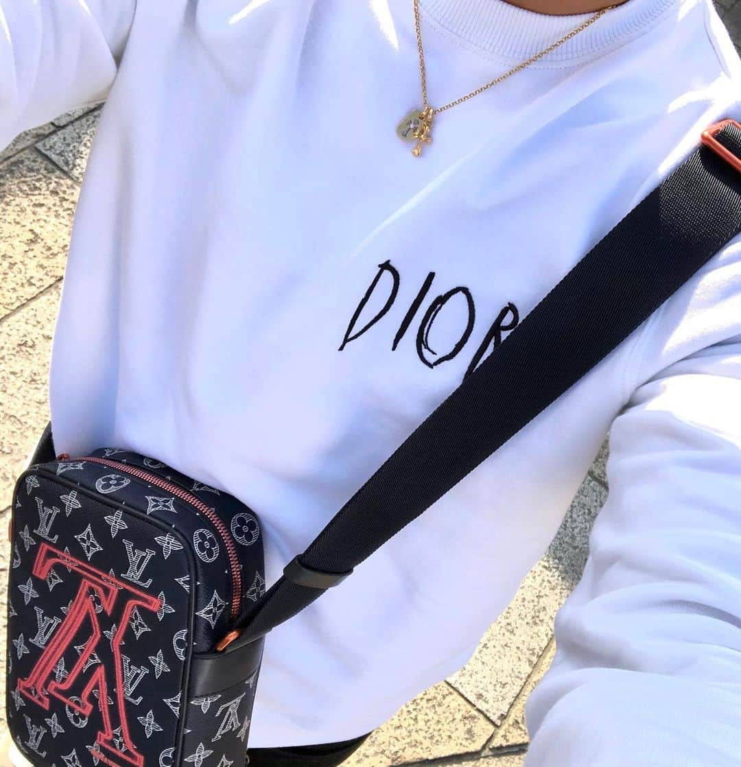 Noboru_Yuukiのインスタグラム：「. . @dior . iPhone11Proに変えたので コーデアップしますね🙋‍♂️ . . #dior #louisvuitton #chromehearts」