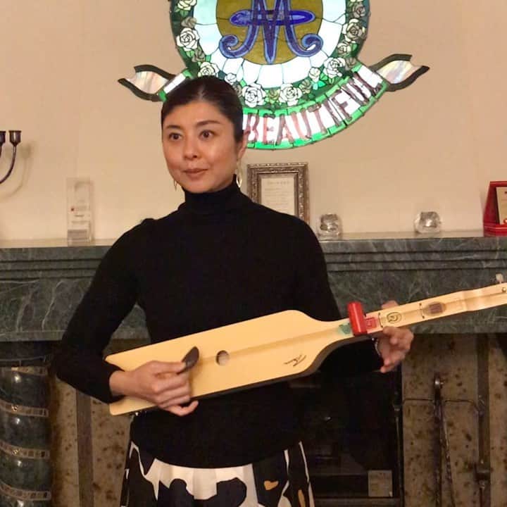 間々田佳子のインスタグラム：「ブンネと脳活トレーニングのコラボ 何ができるか考えよう💕✨😆 早速一台購入💕 次回病院に持って行こう❣️ #間々田佳子 #ブンネ #bunne #表情筋トレーニング #脳活トレーニング #認知症予防 #シニア体操 #顔トレ #楽しくをモットーに  色々なエクササイズをお兄さんお姉さん達に伝えたい❣️」
