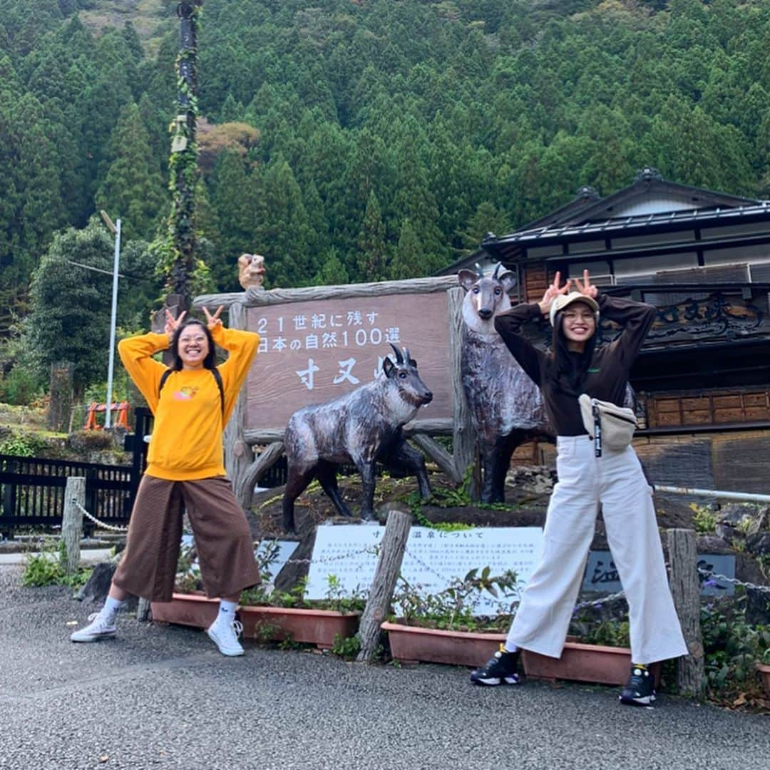 北村優衣さんのインスタグラム写真 - (北村優衣Instagram)「鹿に熊のポーズで対抗する北村。 2枚目はばっさーと仲良く鹿ポーズ(?) #寸又峡 #夢の吊り橋  #高いところ #大好き」11月8日 23時02分 - kitamura_y910