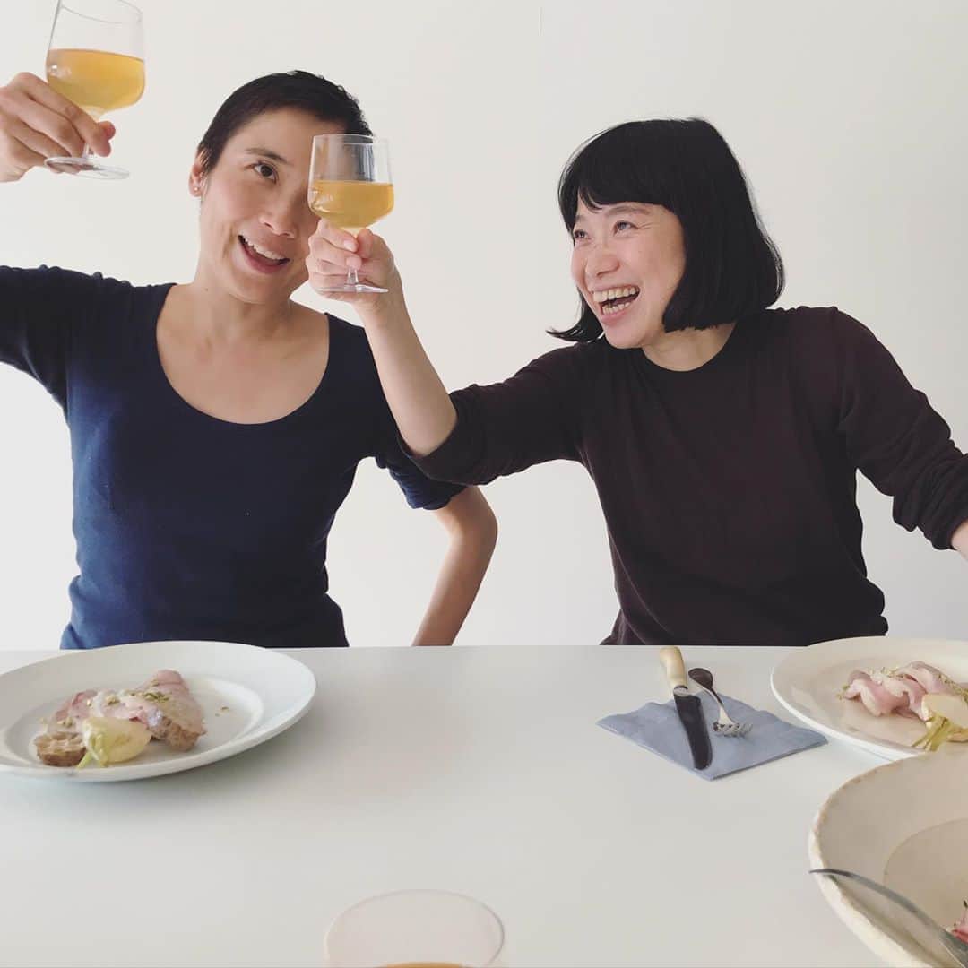 渡辺有子のインスタグラム：「今月も相変わらず面白いおふたりと『&premium』連載撮影。りんごジュース🍎をお酒だと思い込んでこのノリ。愉快な仲間に支えられているこの連載はseason2に突入します。」