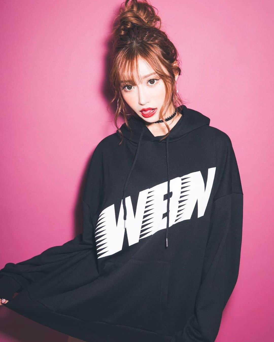 明日花キララのインスタグラム：「本日11/8(金)より ドン・キホーテさんで whip❤︎bunnyのアパレルウェア発売開始しました🐧🎈 . すべてのアイテムが、男の子にも女の子にも着てもらえるユニセックス仕様になってます👫 皆様のたくさんの購入報告もありがとう！！ . ✔️全国のドン・キホーテ 一部取扱い店舗で順次販売スタート🛒 ✔️WEB販売は11/8(金)18：00からスタート!! ロングＴシャツ1型のみ、 WEB限定商品もあります！！ . 取扱店舗など…詳しくはこちらのサイトをチェックしてみてね😌❤︎❤︎ https://www.shiffon-online.jp/fs/shiffon/c/whipbunny . . 是非、お近くのドンキホーテさんへ きいたんアイテムお迎えしに行ってみてね🎪🐧🐧❤︎」
