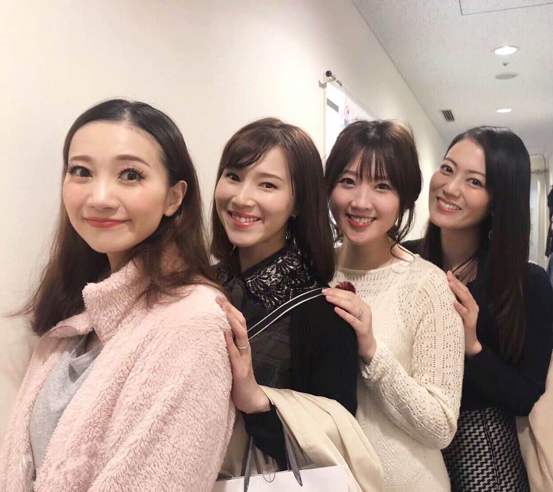 彩星りおんのインスタグラム：「そしてBig Fishにご出演中の夢咲ねねさんにも久しぶりにお会いできました❤️﻿ ﻿ ねねさんは月組時代にとっても仲良くして頂いていた大好きな一個上さん☺️﻿ ねねさんとの青春、懐かしい〜。﻿ 相変わらずの目を惹くスタイルと可愛さでした✨﻿ ランチの約束をしてお別れ〜🥗﻿ ﻿ たまたま89期、90期、91期、92期と揃ったので整列👭👭してみたよ。﻿ ﻿ #BigFish﻿ #89期 ﻿ #夢咲ねね さん﻿ #90期﻿ #彩星りおん #91期﻿ #真月咲 ちゃん﻿ #92期﻿ #中原由貴 ちゃん」