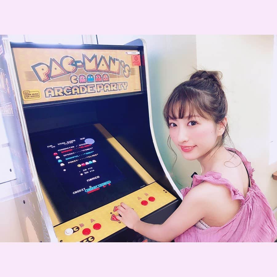 小桃音まいのインスタグラム：「. 写真集のオフショット🐾. . 撮影したカフェで見つけた. パックマンのゲーム🕹💓. . . スプラトゥーンがしたくなりました🥺. . . #グアム #写真集 #オフショット #パックマン #レトロゲーム #小桃音まい #ゲーム女子 #guam #instaguam #naturephotography #photography #photo #instagood #instalike #instalove #game #gamer #followforfollowback #follow4followback #pacman #おだんごヘア　#japanesegirl #ゲーム #portrait #portraitphotography #うなじ #うなぎ #背中 #ゲーマー」