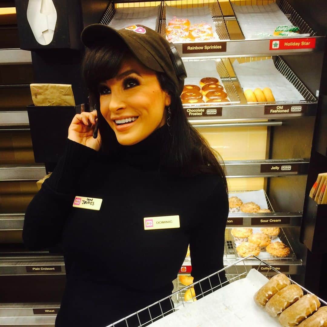 リサ・アンさんのインスタグラム写真 - (リサ・アンInstagram)「It’s Time To Make The Donuts! AKA: #FantasyFootballFridays  first batch of donuts goes to #TMASTL #StLouis  #flashbackfriday」11月8日 23時40分 - thereallisaann