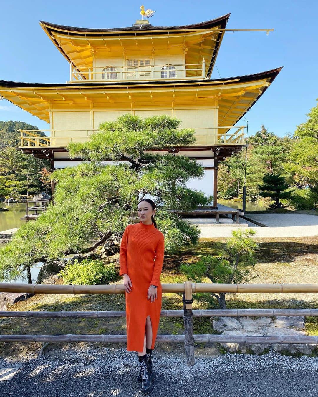 のインスタグラム：「Kyoto 🍁 そうだ！京都へ行こう！ _ 実は人生で初めての京都観光。 それを言うと、大概ビックリされるんだけど😆 通っていた学校の修学旅行も結構レアな場所へ。 仕事などで降り立ったことはあっても観光はせず。。 そんなことから、ここぞという時に行くぞ！と決めており、今回このタイミングで念願の京都旅行へ。 _ 初めての京都は何もかもが新鮮でどこを見て巡っても隅々までステキな所だった😭💕 _ 紅葉の始まりで薄っすら赤いモミジや木々🍁 毎日有難い程の快晴☀️ 寒すぎず暑すぎず歩いて観光するには最高の気候。原宿並みの人混みを想像してた私にとったら驚くべきスムーズさ。 オフシーズンとオンシーズンの切り替わりの京都はおススメです🍁🍁 _ 特に何も考えずスケジューリングした1日目は日本の暦の上で最上の吉日であると言われている天赦日。 翌日も何事を始めるにも良い日とされる一粒万倍日でした。 そんな吉日に京の都と神社仏閣を満喫できたことがとても嬉しくて、巡り合わせにただただ感謝しました。 (#暦 気にするほうなんです。顔に似合わずw) _ 日本の美しさを再認識した今日。 次は春の桜の時期に来れたら最高だな🌸 _ #京都 #Kyoto #旅 #trip #金閣寺 #kinkakuji #国内旅行ブーム #私が紅葉しちゃってる」