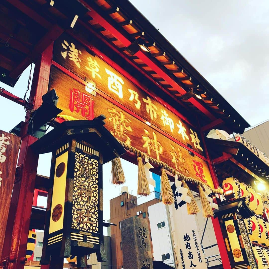 市川猿之助のインスタグラム：「#酉の市 #鷲神社 #熊手 #よし田さん #神さまに感謝 #今年も #無事に #この季節を迎えることができました #締は #尾張屋さんのお蕎麦 #ゆずきり #福をかっこめ #笑う門には福来る #不平不満 #愚痴 #言うだけ損 #類は友を呼ぶ #いつもニコニコ」