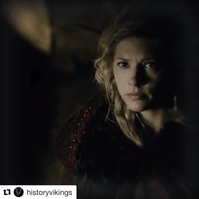 キャサリン・ウィニックのインスタグラム：「VIKINGS back Dec 4.  You ready?」