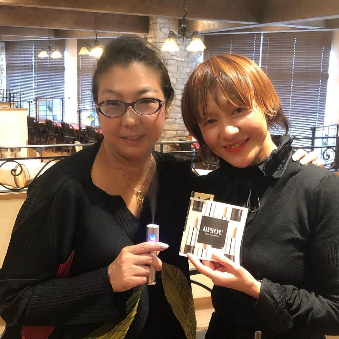 YUKI TAKESHIMAさんのインスタグラム写真 - (YUKI TAKESHIMAInstagram)「11月7日は、天しや日✨躊躇なく物事をスタートを切るには最高の日だそうです😉 そんな吉日にコスメキッチン15周年記念イベントに行く道中、富士山と虹色の雲をキャッチ🌈 いいスタートになりそうな予感 @cosmekitchen  #虹色雲  ご参加者の方々にビズゥとサクラフデで個々に合った色をセレクトしタッチアップ😊 再入荷したクリスタルも揃いましたよ💕  聖地の火🔥エネルギーが込められた富士山でエッセンスに関わったネイチャーワールドの玉井さんを始めスタッフも大集合。 @natureworld_floweressences  @yuka__nana22  @kiteretsusai  #聖地エッセンス  #富士山  全聖地エッセンスのデザインを担当されたヒロさんに私のオーラをスケッチして頂きました✨ @hiro_sugiyama_enlightenment  河口湖側にあるラビスタホテルの部屋から臨む富士山🗻に圧巻  夜は、バラカのSPA。 ヨルダン発のマグネシウムとたっぷりの天然ミネラルが含まれたデッドシーの泥パックとトリートメントの施術で疲れた身体をリセットして質の良い深い眠りに… @baraka_style  #バラカ  翌朝、浅間神社⛩にてステラ薫子氏が導く正式な神社参拝方法を学びました🙏 @stellakaoruko  #浅間神社  浅間神社7本の杉はとても気持ちが安らぎ写真からも発する緑のエネルギーが沢山の希望をくれたよ✨ @yukitakeshimamake  #ビズゥ #サクラフデ  #クリスタル再入荷 #天しゃ日」11月8日 23時44分 - yukimake