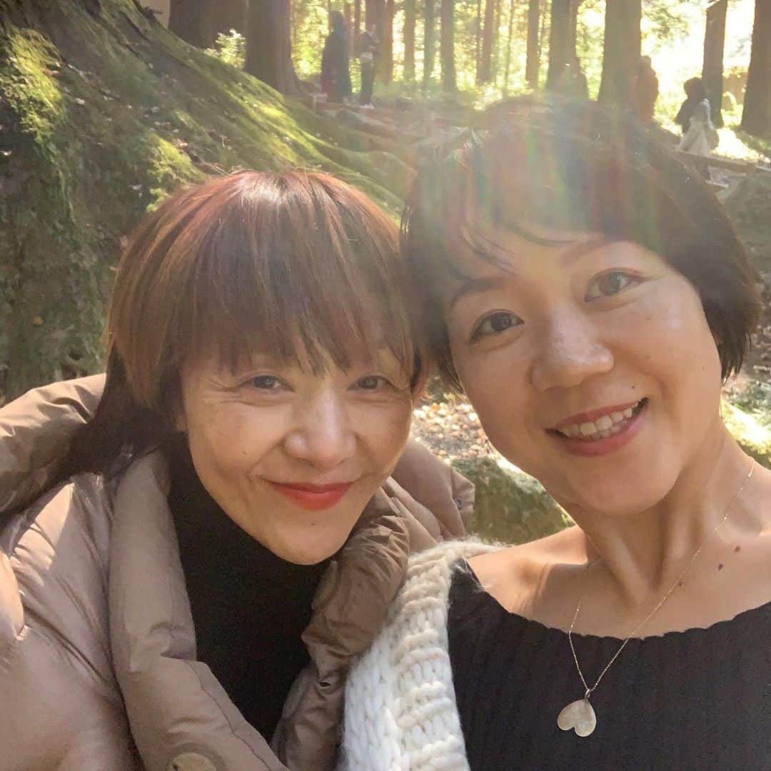 YUKI TAKESHIMAさんのインスタグラム写真 - (YUKI TAKESHIMAInstagram)「11月7日は、天しや日✨躊躇なく物事をスタートを切るには最高の日だそうです😉 そんな吉日にコスメキッチン15周年記念イベントに行く道中、富士山と虹色の雲をキャッチ🌈 いいスタートになりそうな予感 @cosmekitchen  #虹色雲  ご参加者の方々にビズゥとサクラフデで個々に合った色をセレクトしタッチアップ😊 再入荷したクリスタルも揃いましたよ💕  聖地の火🔥エネルギーが込められた富士山でエッセンスに関わったネイチャーワールドの玉井さんを始めスタッフも大集合。 @natureworld_floweressences  @yuka__nana22  @kiteretsusai  #聖地エッセンス  #富士山  全聖地エッセンスのデザインを担当されたヒロさんに私のオーラをスケッチして頂きました✨ @hiro_sugiyama_enlightenment  河口湖側にあるラビスタホテルの部屋から臨む富士山🗻に圧巻  夜は、バラカのSPA。 ヨルダン発のマグネシウムとたっぷりの天然ミネラルが含まれたデッドシーの泥パックとトリートメントの施術で疲れた身体をリセットして質の良い深い眠りに… @baraka_style  #バラカ  翌朝、浅間神社⛩にてステラ薫子氏が導く正式な神社参拝方法を学びました🙏 @stellakaoruko  #浅間神社  浅間神社7本の杉はとても気持ちが安らぎ写真からも発する緑のエネルギーが沢山の希望をくれたよ✨ @yukitakeshimamake  #ビズゥ #サクラフデ  #クリスタル再入荷 #天しゃ日」11月8日 23時44分 - yukimake