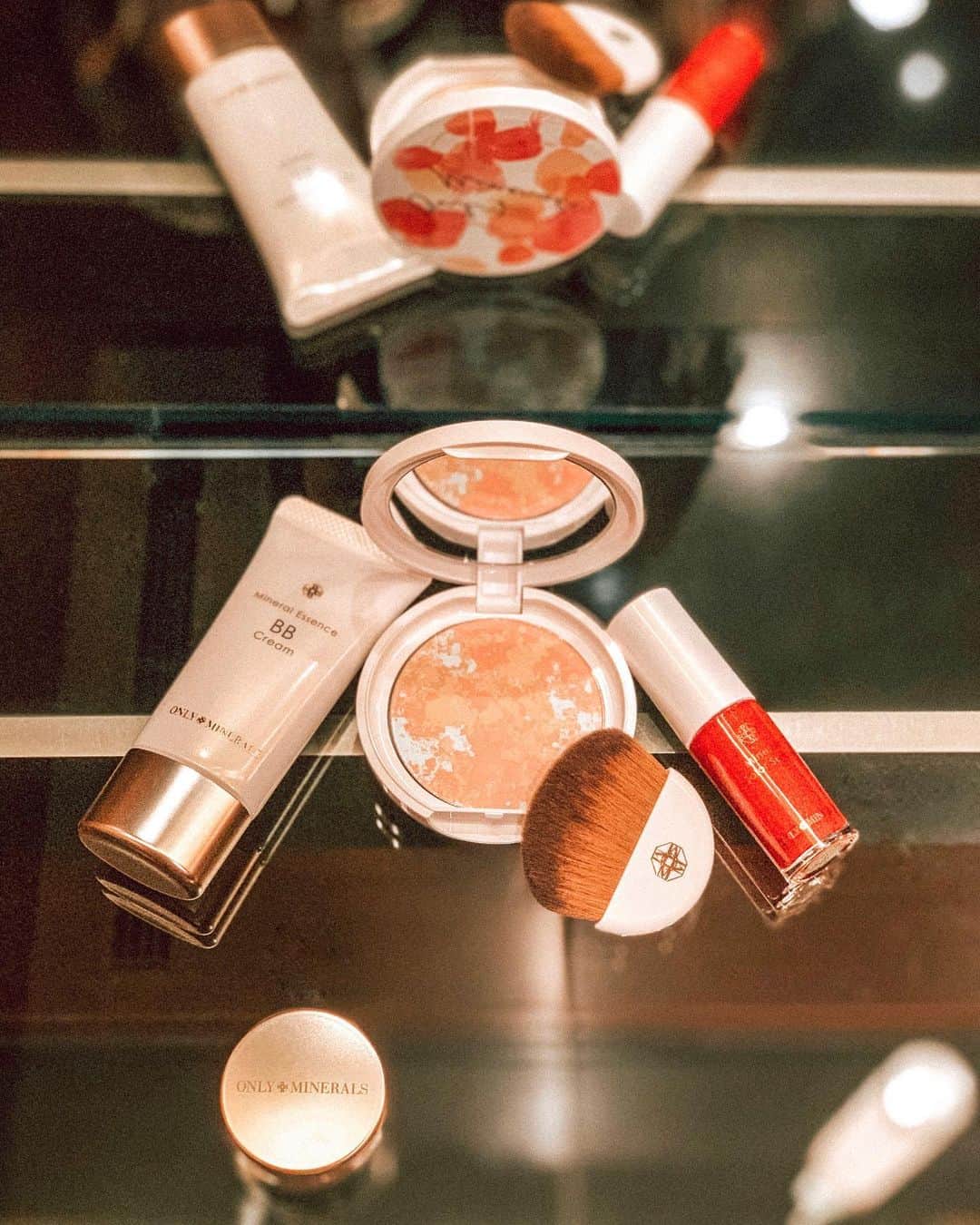 のインスタグラム：「HOLIDAY MAKEUP with @onlyminerals 🎄🎁 ﻿ swipe👉👉👉﻿ ﻿ オンリーミネラルのホリデーコフレでホリデーメイクしてみたよ💋﻿ コフレに入っているのは3アイテム。﻿ ﻿ ✔️マーブルフェイスパウダーブロッサム﻿ (限定色 EX01 ホリデーローズ) ローズを砕いたパウダー配合でナチュラルにトーンアップ&血色感を出してくれるの✨﻿ ほんのり香るローズもいい感じ🌹﻿ ﻿ ✔️ミネラルエッセンスBBクリーム﻿ (オークル) 人気のBBは現品入りで、美容クリームみたいに潤うし艶感がめちゃいい✨﻿ ﻿ ✔️ミネラルカラーセラム﻿ (限定色 EX01 ホリデーローズ)﻿ 美容液成分100%のミネラルカラーセラム限定色はかなりお気に入り✨💋 クリアなのにじんわり発色で💋ちゅるんとした仕上がりにラメ入りで今の気分にぴったりなの💋﻿ ﻿ コフレには入っていないんだけれど、ミネラルピグメントの限定色ローズデューのピンクのキラキラ感がとっても可愛くって💗💗💗﻿ 仕上げに上下のまぶたに軽くのせれば、ホリデーメイクの完成✌️💗﻿ ﻿ すべて石鹸で落とせてお肌に負担がかからないのも敏感肌さんには助かります🙆‍♀️﻿ ﻿ ﻿ ﻿ ﻿ ﻿ ﻿ ﻿ ﻿ ﻿ ﻿ ﻿  #onlyminerals #オンリーミネラル #ホリデーコフレ #ホリデーコフレ2019 #クリスマスコフレ #クリスマスコフレ2019 #限定コスメ #限定セット #クレンジング不要 #新作コスメ2019 #pr #maripo_makeup」