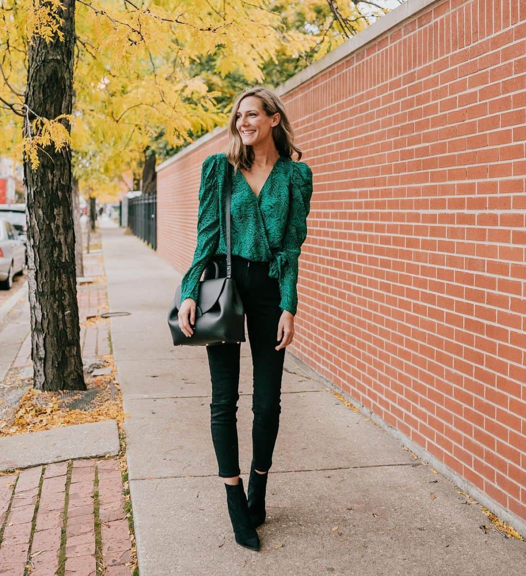 Anna Jane Wisniewskiのインスタグラム：「No date night tonight but I often am asked what I wear on them. I love to wear a dress or skirt but sometimes a  pretty blouse and simple jeans are what I crave. Most of my blouses are neutral so it’s fun to have a “going out” top like this one to wear once in awhile. (I wore this top bowling last weekend, would not recommend, save it for a nice dinner.) http://liketk.it/2GF3z #liketkit @liketoknow.it #datenightoutfit #midwestblogger #ootd 📸 @ironandhoney」
