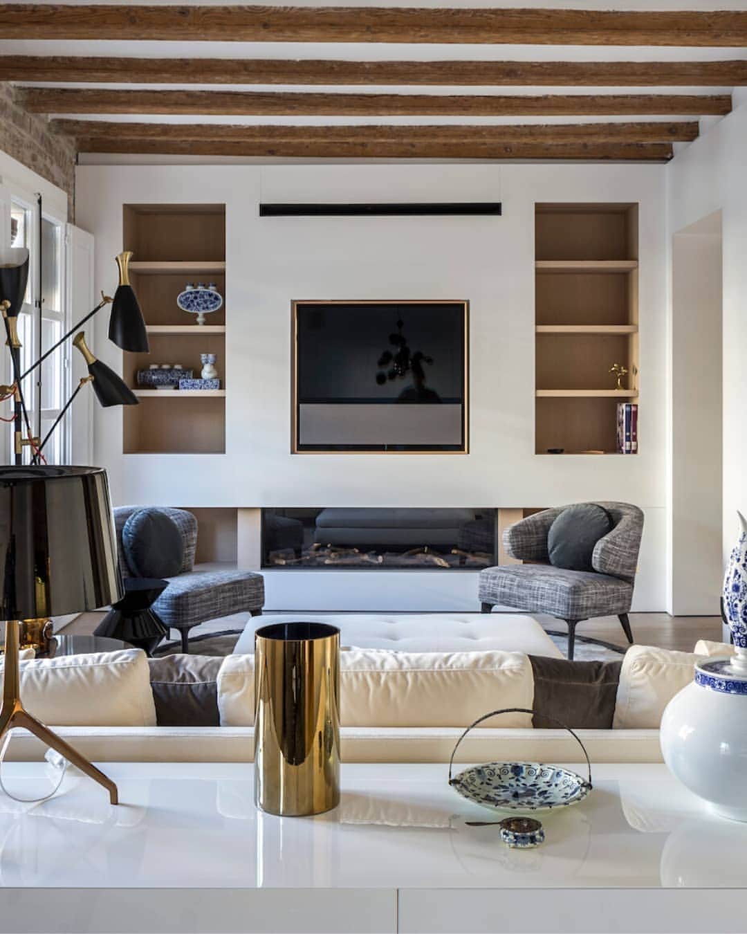 Minotti Londonさんのインスタグラム写真 - (Minotti LondonInstagram)「Here’s a throwback to the beautiful Barcelona project, featuring our very own @ankesummerhill.  Watch the full video on IGTV and explore this stunning Spanish apartment, guided by Anke, featuring some quintessentially elegant Minotti furniture.  Check out our IGTV for watch The Barcelona Project now.  #barcelona #interiorinspirations #interiordesignideas #interiordesigns #interiordesign #spain #minotti #minottilondon #luxury #luxurylife」11月8日 23時55分 - minottilondon