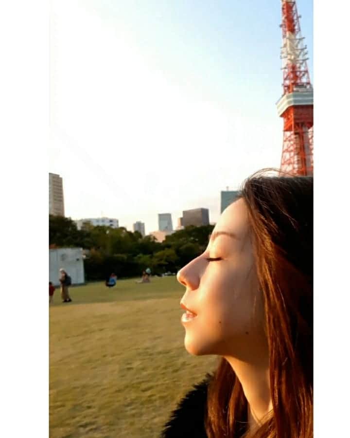 黒坂真美さんのインスタグラム写真 - (黒坂真美Instagram)「Sungazing🌞 . サンゲージングって夜明けや夕暮れ時に太陽を直視すること。 なのに、目閉じるんかーい😀 . 元気がない時やってみて。 元気になるよ♡ 日中は目に悪いからやらないでね｡ 明日もみなさまにとって素敵な１日になります様に♡ おやすみなさい♡ . #黒坂真美 #kurosakamami #sungazing #太陽 #🌞 #tokyotower #🗼 #japan🇯🇵 #goodnight #iloveyou #♥️」11月9日 0時01分 - mamikurosaka_official