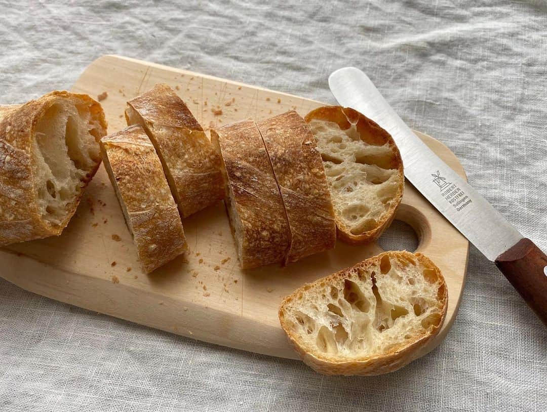 Rocoさんのインスタグラム写真 - (RocoInstagram)「@uneclef ではたくさんのパンをお持ち帰りしたので、食べ切れない分は　#パナソニック冷蔵庫　#クーリングアシストルーム　に入れて急速冷凍　。(急速に冷凍するので、水分を保ったまま冷凍できる)これでいつでも美味しさそのままのユヌクレのパンが食べれる♡  #uneclef #ユヌクレ#etroit#エトルワ  #オレンジページ #おいしい7days #オレペの自家製冷食 #パナソニック冷蔵庫 #はやうま冷凍 #はやうま冷却 #7daysパーシャル #クーリングアシスト #パナソニック #panasonic #パナソニッククッキング #panasoniccooking #おいしい冷凍 #冷やす調理 #すぐできる #時短調理 #手間いらず　 #フリージング #保存食づくり #自家製冷食 #急凍」11月8日 15時08分 - rororo_roco