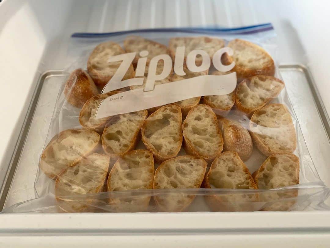 Rocoさんのインスタグラム写真 - (RocoInstagram)「@uneclef ではたくさんのパンをお持ち帰りしたので、食べ切れない分は　#パナソニック冷蔵庫　#クーリングアシストルーム　に入れて急速冷凍　。(急速に冷凍するので、水分を保ったまま冷凍できる)これでいつでも美味しさそのままのユヌクレのパンが食べれる♡  #uneclef #ユヌクレ#etroit#エトルワ  #オレンジページ #おいしい7days #オレペの自家製冷食 #パナソニック冷蔵庫 #はやうま冷凍 #はやうま冷却 #7daysパーシャル #クーリングアシスト #パナソニック #panasonic #パナソニッククッキング #panasoniccooking #おいしい冷凍 #冷やす調理 #すぐできる #時短調理 #手間いらず　 #フリージング #保存食づくり #自家製冷食 #急凍」11月8日 15時08分 - rororo_roco