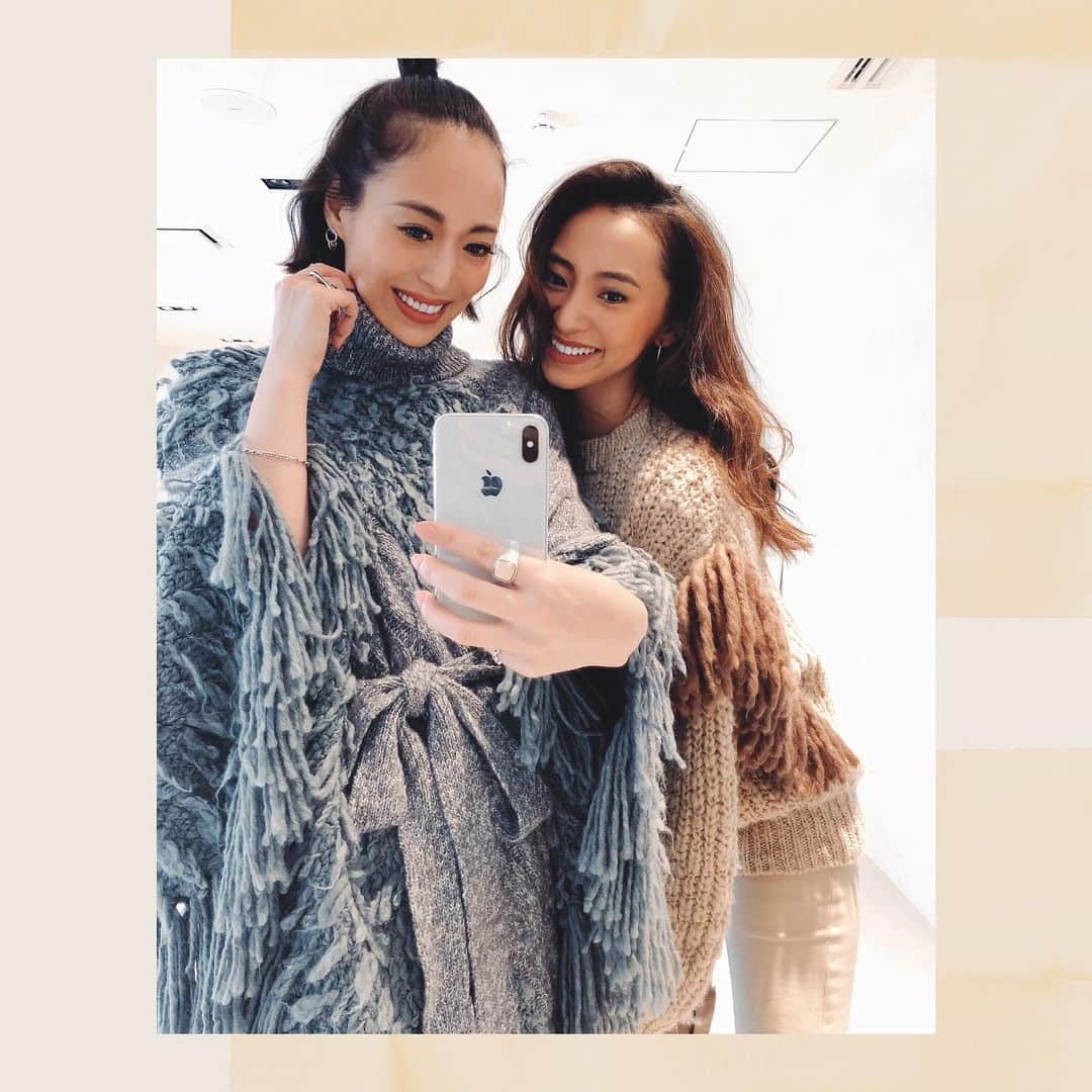 RisaWisteriaのインスタグラム：「今日はスタンズライブの日でした💕  ライブの日はみんなでワイワイたのしいの😆✨ そして本日発売のこのケープ、めちゃかわいかったよぅ✨  そしてエリカチャンもかわいすぎる😂😂😂 (言う事聞かなそうできく女💕笑笑)」