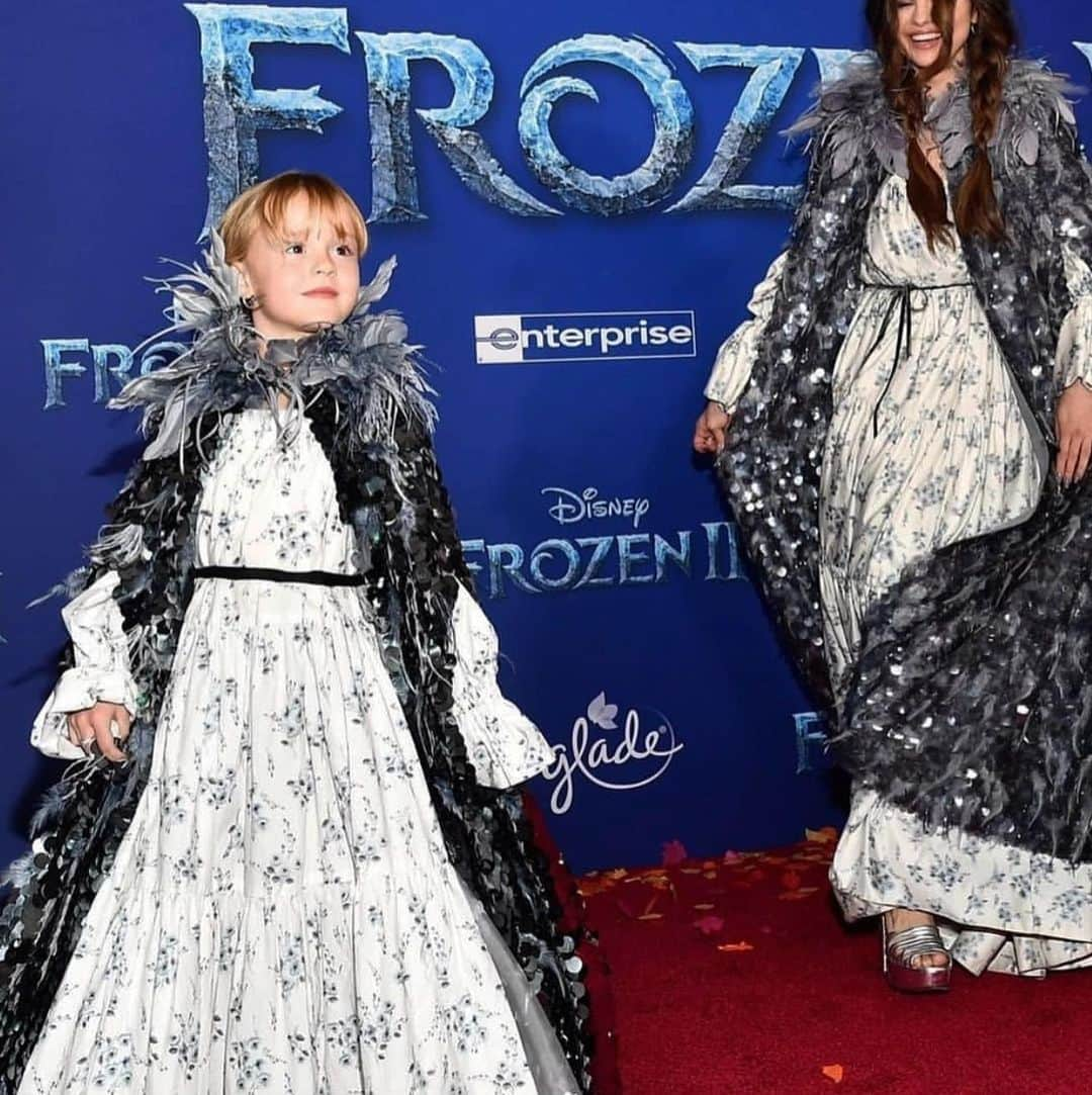 セレーナ・ゴメスさんのインスタグラム写真 - (セレーナ・ゴメスInstagram)「Hope I’m officially the best big sissy ever now.. she was LIVING her best life!! Frozen 2 was amazing!!! Styled by: @kateyoung @marcjacobs Glam: @marissa.marino @makeupbymelissam birthed by: @mandyteefey 💙」11月8日 15時15分 - selenagomez