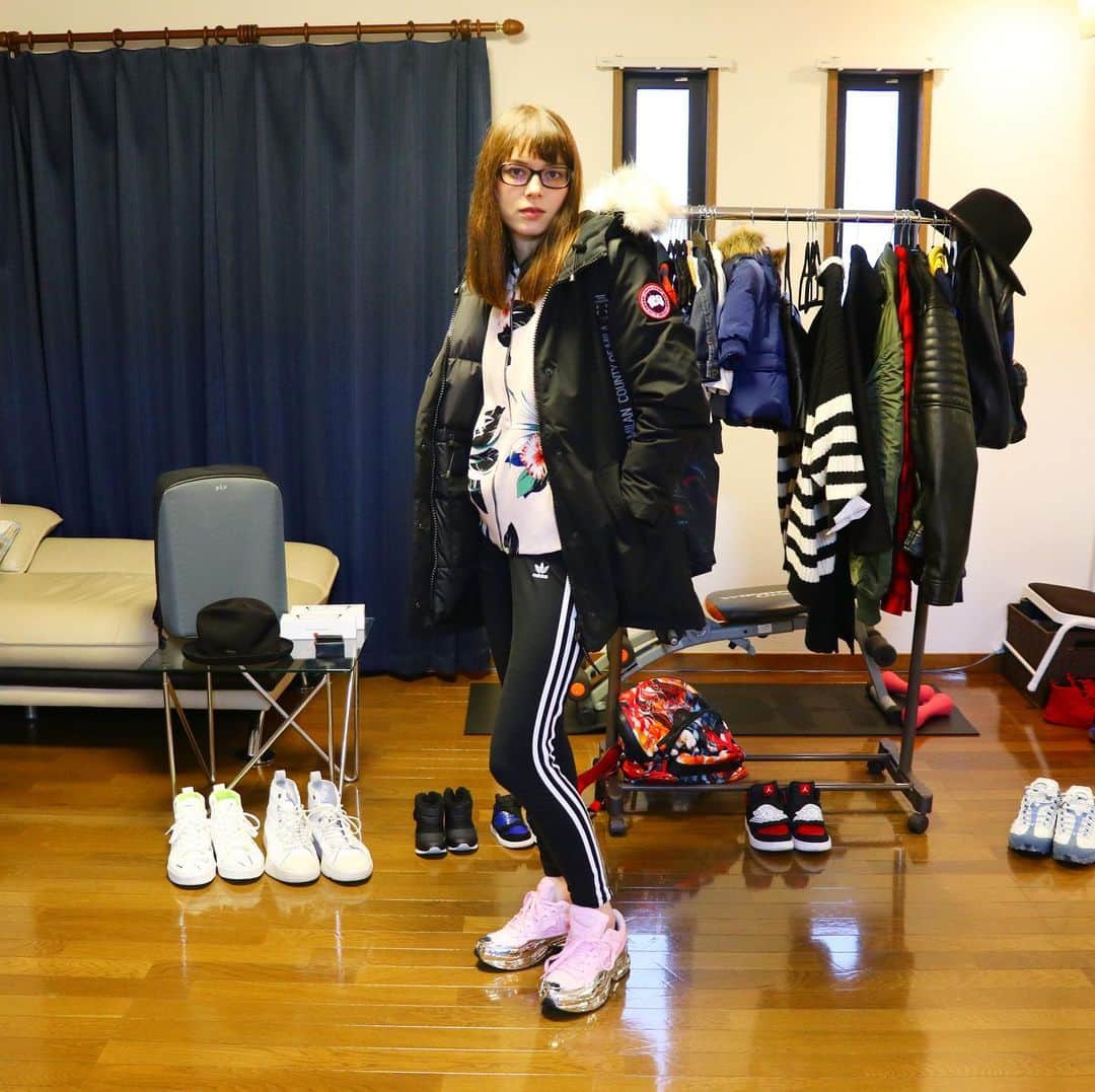 のインスタグラム：「家族で冬服コーデ対決！ ママの冬服コーデ パターン② バックパック #marceloburlon × #eastpak  インナー #zara  アウター #canadagoose  ボトムス #adidas  スニーカー #rafsimons × #adidas  #いおりくんtv #しぃしぃtv #ママコーデ #冬服コーデ #冬服 #ファッション #楽しい #大好き #可愛い #オシャレ #かわいい」