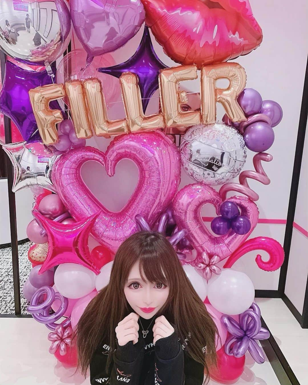 ねねーしゅさんのインスタグラム写真 - (ねねーしゅInstagram)「昨日のフィラークリニックでのもう一枚💉💓 NEWオープンだからファインティングポーズのつもり(笑)弱そうだけどww 2枚目自撮りしたら院内白くて光がすごく反射して盛れた(笑)  ヒアルは一日で馴染んでもう完璧‼️ 神‼️ #fillerclinic #新宿フィラークリニック#ヒアルロン酸#注入専門#ボトックス#整形＃プチ整形#ファインティングポーズ#弱そう#歌舞伎町#キャバクラ#新宿#キャバ嬢#ホスト#BAR#内装可愛い#インスタ映え」11月8日 15時31分 - nenepiyon