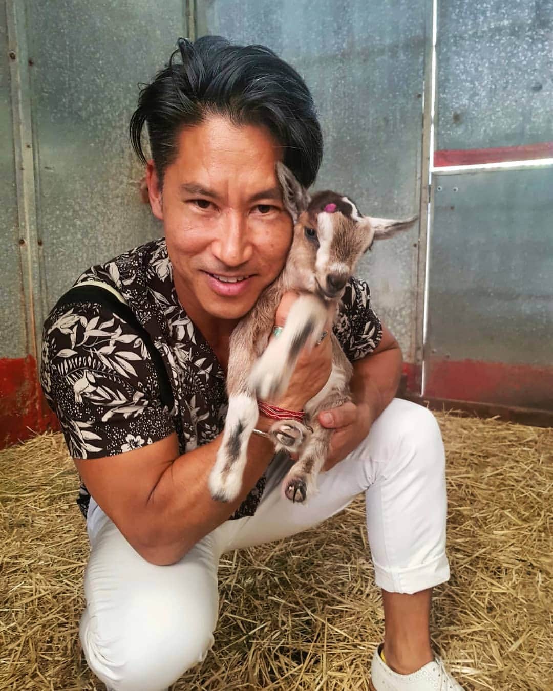 マサ・ヤマグチのインスタグラム：「'Just adopted a kid!' - 😅not really but I definitely could when goats are this cute!  #kids #goat #baby #justborn #nature #bambi #tiny #stable #actorslife #moviemaking」