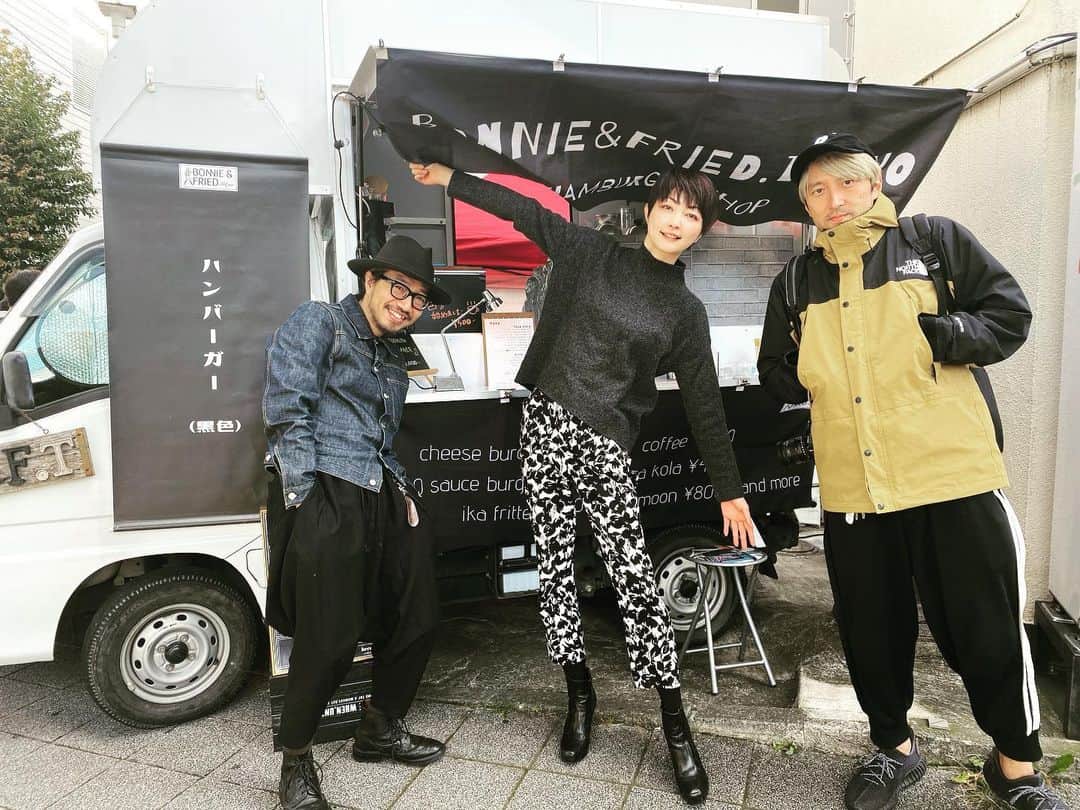 野本かりあのインスタグラム：「昔からの友人が、ハンバーガー屋さん🍔を始めたので行ってきた✨ 竹炭のパンや、こだわりの野菜を使っていて、とても美味しかった❤️ #bonnieandfried」