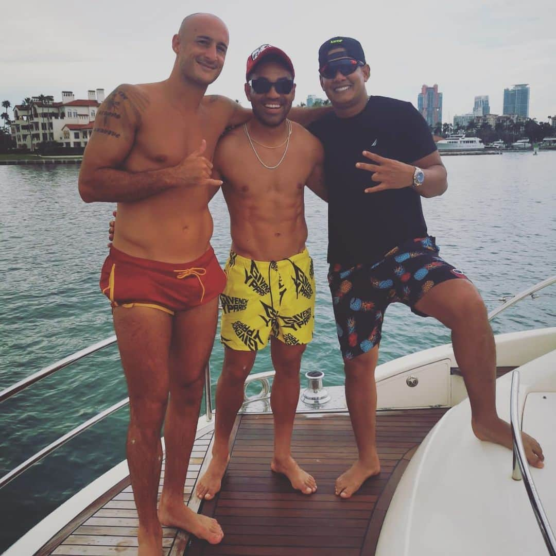 マルコ・ファビアンさんのインスタグラム写真 - (マルコ・ファビアンInstagram)「Great memories!! @aureliencollin78 @djfelo 🔥💫 #Miami #sillitaderuedas #sinohaysol #smiles  #familia 😉」11月8日 15時35分 - marcofabian_10