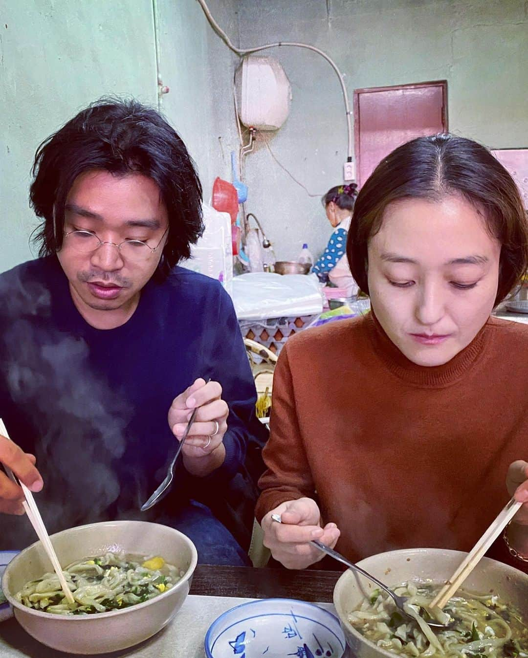 コン・ヒョジンさんのインスタグラム写真 - (コン・ヒョジンInstagram)「할머니 혼자서 치대고 썰고 끓이시는 3000원 칼국수.  #동백꽃필무렵🌺 맛집 (덕순회장님 최애집)」11月8日 15時37分 - rovvxhyo