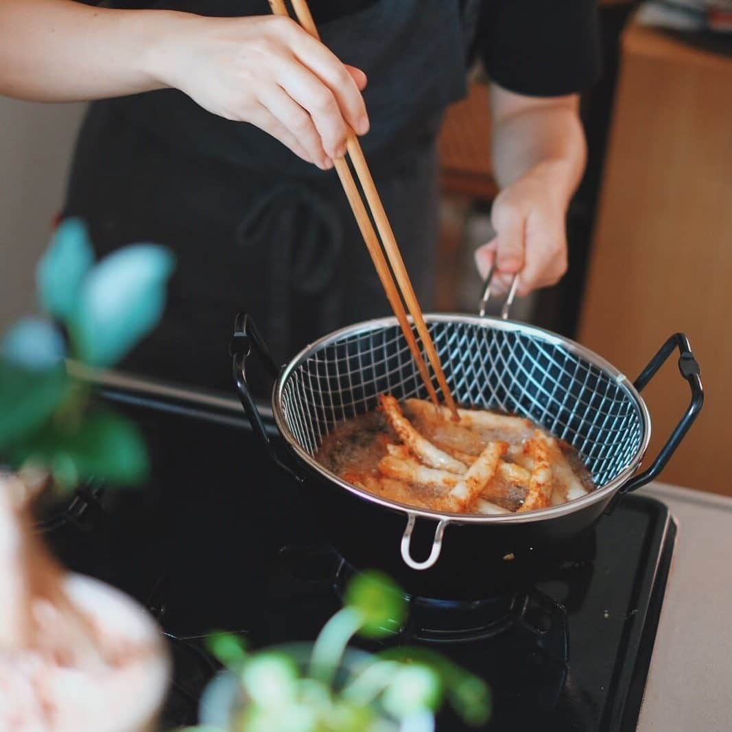 北欧、暮らしの道具店さんのインスタグラム写真 - (北欧、暮らしの道具店Instagram)「【当店スタッフ太鼓判！ 愛用品・３選をまとめました！☘】 . いつもどんなときも、 私たちに元気をくれる大切な暮らしの道具。  今回は当店スタッフが、 迎えて良かった！と太鼓判のアイテムを ３つご紹介します◎ . - - - - - - - - - - - - - - - - - - - - - - - - ❶ バイヤー竹内 「リューズガラスのフラワーベース」 - - - - - - - - - - - - - - - - - - - - - - - -  丸3年愛用しているというのが、 こちらのリューズガラスの花器。  少し背が高くて存在感のある枝ものの植物が よく似合うので、季節が変わるたび 花屋さんに並ぶ枝ものを 1種選んで飾ることを楽しんでいるそうですよ。  最近ではユーカリをワサーと花瓶に生けて、 玄関入ってすぐの床に置いているそう。  床置きしても安定感があるのに、 テーブルの上においても邪魔にならない。 そんなバランスがお気に入りなんだとか◎ . - - - - - - - - - - - - - - - - - - - - - - - - ❷ バイヤー中居「ラバーゼの揚げ鍋セット」 - - - - - - - - - - - - - - - - - - - - - - - -  昔とうもろこしのかき揚げにチャレンジして 油まみれの大惨事（泣）に なってからというもの、 自分で揚げるのはかなりの苦手意識を 持っていたというスタッフ中居。  そんな時、苦手どころか揚げ物が楽しくて 仕方なくなってしまった！ というきっかけが、 この揚げ鍋を迎えてみたことだったのだとか。  とにかく心強いのが、 「油ハネ防止ネット付き」だということ。 バチバチ音がしたら、 すかさずサッと被せます。 すると、全くといっていいほど 油が飛び散らなかったそう◎  こんなに穏やかな気持ちで 揚げ物ができるとは……！と驚き、 おかげで揚げ物がほんとうに 怖くなくなったそうですよ♪ . - - - - - - - - - - - - - - - - - - - - - - - - ❸ お客様係 中川　「マグネットフック」 - - - - - - - - - - - - - - - - - - - - - - - -  すごく困ってはいないけれど、 もっとよい置き場所があればなぁと 思っているキッチン道具や小物って 意外とたくさんあると思っていた時のこと。 . 「マグネットフック」は、 そんな収納の悩みを解決してくれた 本当に便利なアイテムだったそう！  バルミューダ計量カップや、輪ゴムの 定位置にしたり。 キッチンでお鍋を吊り下げたり。  小さいけれど、耐荷重約5.5kgと 力持ちだから、いろんな場所で 活躍してくれるそうなんです。 . - - - - - - - - - - - - - - - - - - - - - - - - 皆さまはお気に入りのアイテム、ございますか？　日々の暮らしの道具探しに、 少しでもお役立ていただけたなら嬉しいです♪ . ▶ こちらのアイテムを詳しく知りたい方は「写真内のタグをタップ！」してみてください♪ . ▶︎ プロフィールのリンクからも、お値段・サイズなど詳しい情報をご覧いただけますよ。→@hokuoh_kurashi ・ 🎁「クラシ手帳2020」プレゼントキャンペーン実施中！お買いものいただいた方に、当店オリジナルの手帳を無料でお届けいたします。 . #interior#interiors#kitchen#kitchendesign#kitchenware#food#foodstagram#labase#揚げ鍋#リューズガラス#愛用品#インテリア#北欧インテリア#マグネットフック#収納#キッチン#キッチン雑貨#台所#料理#台所しごと#家事#お買い物#シンプル#シンプルライフ#シンプルデザイン#お買い物#暮らしを楽しむ#日々の暮らし#北欧#暮らし#北欧暮らしの道具店」11月8日 15時42分 - hokuoh_kurashi