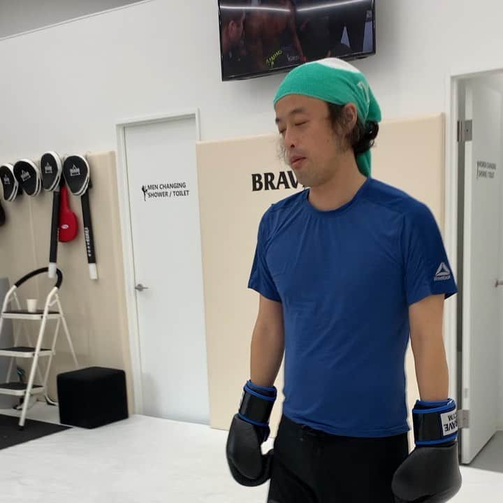 岸本加世子のインスタグラム：「かよちゃんトレーニング。やついハカ。笑 🤣#bravegym#やついいちろう」