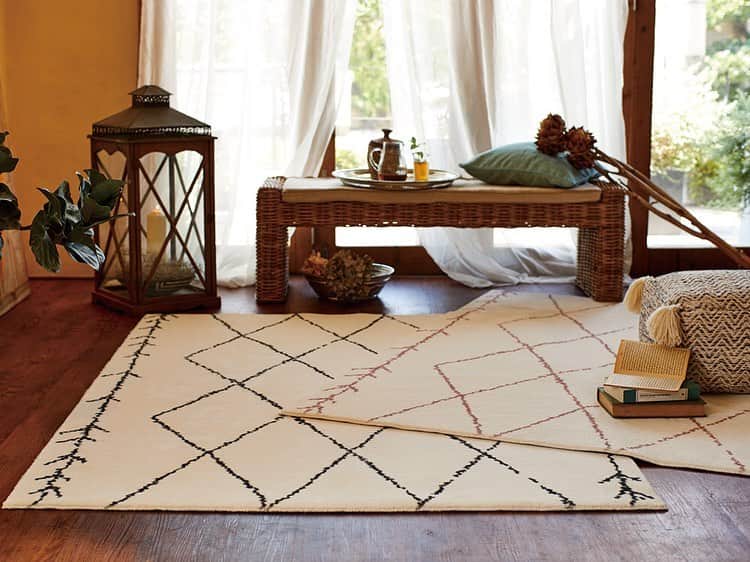 eight o eight のインスタグラム：「rug 受注販売始めました . 自社工場で製造だから安心の国産プリントラグです☻  洗える！丈夫！ . 踏み心地もしっかりな上、 ホットカーペットカバーとして使えて冬はあったか . しわになりにくくなめらかな肌ざわりのポリエステル 丈夫で湿気を取り込みにくくて汚れが付きにくい パイルが短く遊び毛も少ない、お手入れも簡単な上に汚れたら洗えます . . 受注販売の為、納期にお時間がかかります。 注意事項をご確認の上、ご注文ください☻ . .  #ラグ#rug#ラグマット #インテリア#お部屋#リビング #リビングダイニング #リビングインテリア #リビングテーブル  #雑貨#インテリアコーディネート #新築#マイホーム#引っ越し#新生活」
